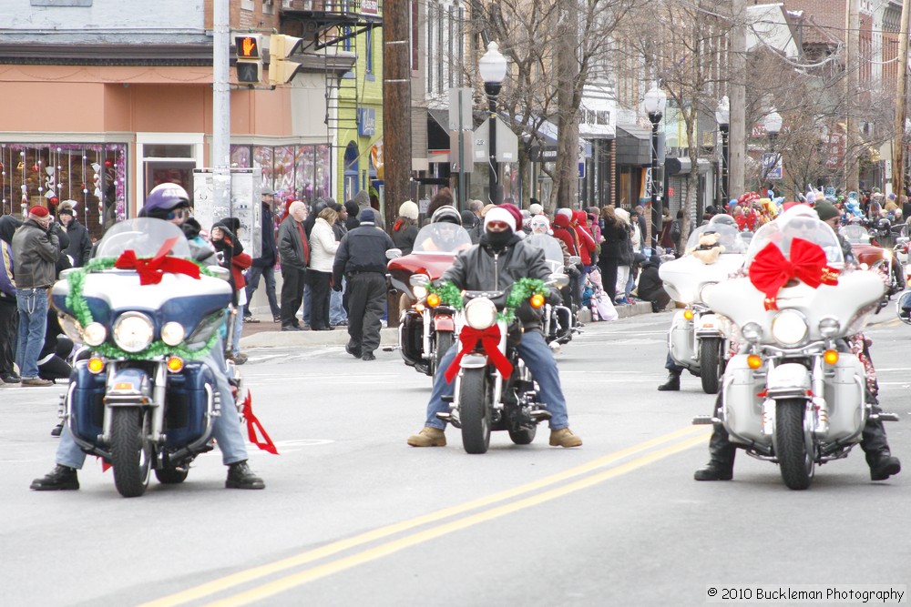 Mayors Christmas Parade 2010\nPhotography by: Buckleman Photography\nall images ©2010 Buckleman Photography\nThe images displayed here are of low resolution;\nReprints available, please contact us: \ngerard@bucklemanphotography.com\n410.608.7990\nbucklemanphotography.com\n1038.jpg