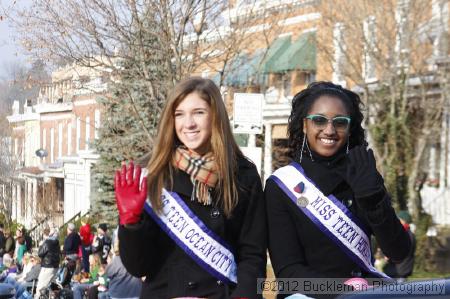 40th Annual Mayors Christmas Parade 2012\nPhotography by: Buckleman Photography\nall images ©2012 Buckleman Photography\nThe images displayed here are of low resolution;\nReprints available,  please contact us: \ngerard@bucklemanphotography.com\n410.608.7990\nbucklemanphotography.com\nFile Number 5904.jpg