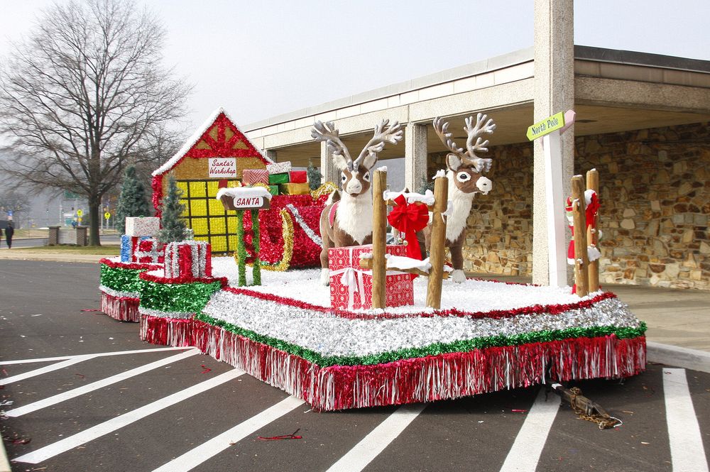 40th Annual Mayors Christmas Parade 2012\nPhotography by: Buckleman Photography\nall images ©2012 Buckleman Photography\nThe images displayed here are of low resolution;\nReprints available,  please contact us: \ngerard@bucklemanphotography.com\n410.608.7990\nbucklemanphotography.com\nFile Number 5252.jpg